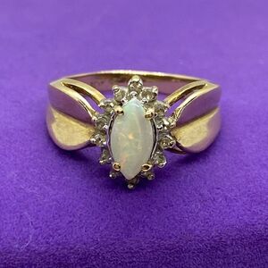 💛 10k Yellow Gold Vintage Opal & Diamond Ring
